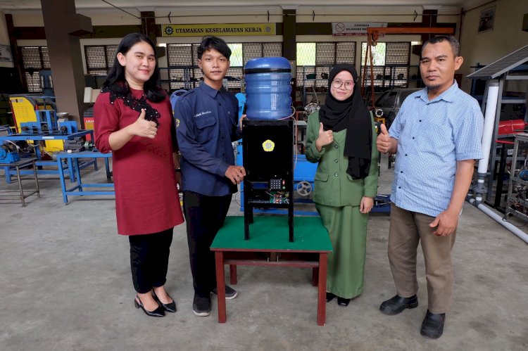 Tim PKM-KC Politeknik Sriwijaya menampilkan alat tabur pakan ikan terintegrasi IoT yang diciptakannya.  (ist/rmolsumsel.id)