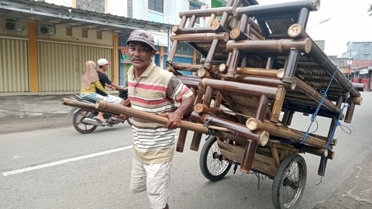 Suwendi saat mendagangkan kursi bambunya di jalan Kolonel H Burlian, Kelurahan Pasar III Muara Enim. (Noviansyah/Rmolsumsel.id). 