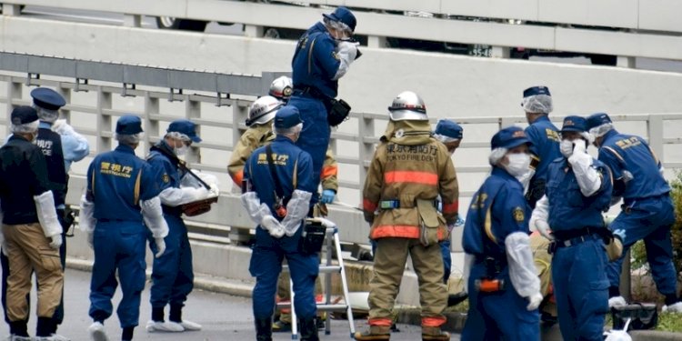 Petugas di lokasi kasus bakar diri seorang pria yang menentang pemakaman kenegaraan Shinzo Abe pada Rabu 21 September 2022/Net