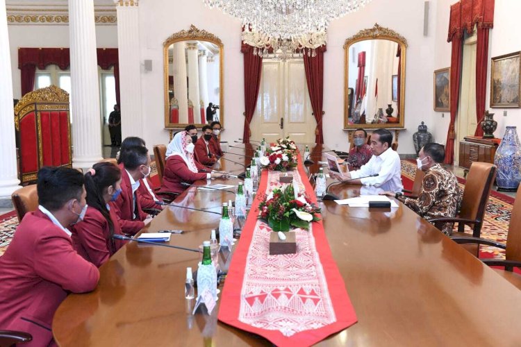 Presiden Jokowi saat menerima pengurus Federasi Panjat Tebing Indonesia (FPTI) di Istana Negara, Jakarta, Rabu (21/09/2022). (Foto: BPMI Setpres/Kris). 