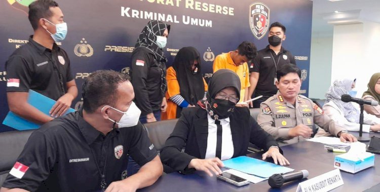 Dua muncikari EMT (44) dan RR (19) cuma bisa menunduk saat ditampilkan penyidik saat konferensi pers di Polda Metro Jaya, Rabu (21/9)/RMOLJakarta