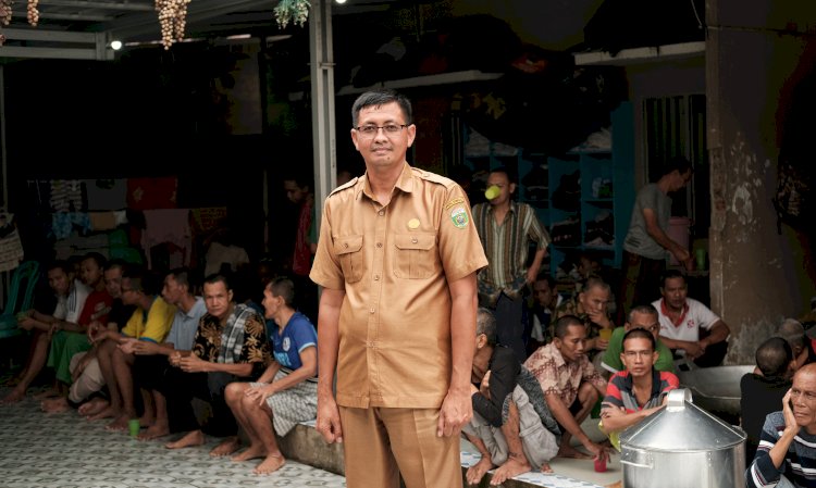 Agus Mulyono(46) bersama pasien ODGJ di Yayasan Bagus Mandiri Insani (BMI)/Foto: Adam Rachman