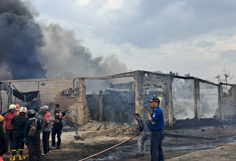 Kebakaran di gudang penampungan BBM sebabkan delapan ruko ludes terbakar/Foto:Amizon