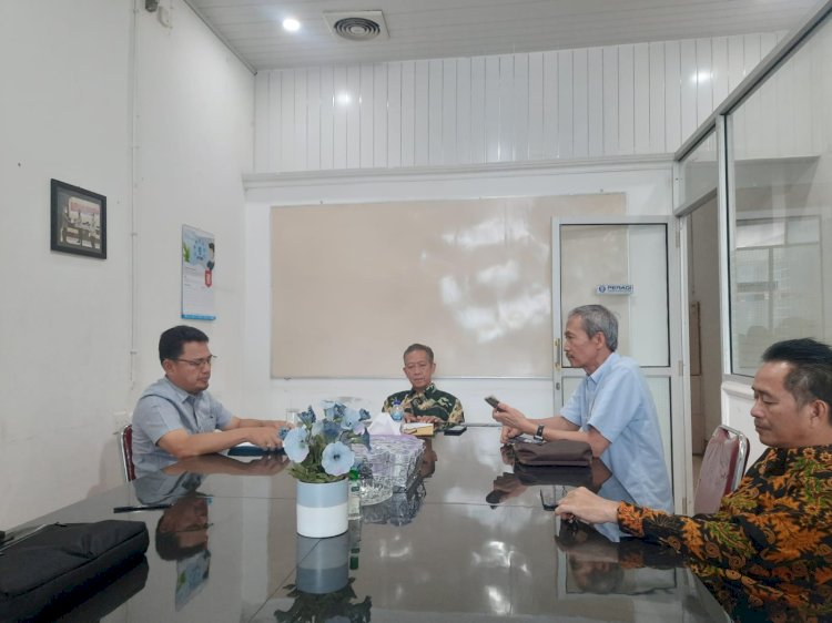  Caption Gambar: Ketua Tim TAPD Muara Enim (Tengah) menyampaikan gugatan Pilwabup Muara Enim tersebut digugat ke Pengadilan Tata Usaha Negara (PTUN) Palembang. (ist/RMOLSumsel)