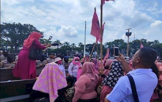 Emak-emak menggelar aksi demo di Kantor Gubernur Sumsel, Kamis (22/9) memprotes dan meminta Gubernur Sumsel agar harga sembako diturunkan termasuk menuntut pemerintah segera mencairkan bantuan gubernur.(ist/rmolsumsel.id)   