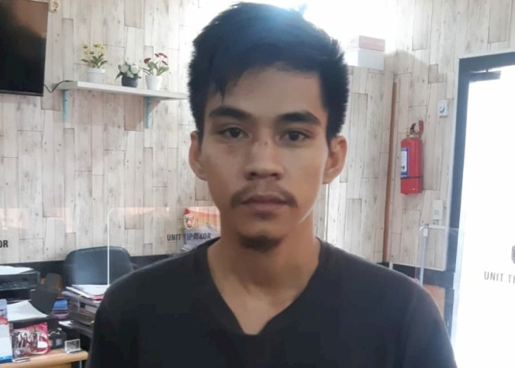 Pelaku saat diamankan pihak kepolisian. (Ist/Rmolsumsel.id). 