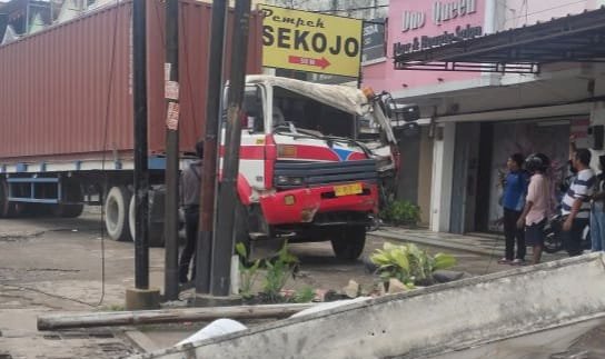Sebuah truk kontainer bernomor polisi BG 8976 LQ, menabrak tiang listrik dan papan reklame di Jalan MP Mangkunegara 8 Ilir Kecamatan, Ilir Timur (IT)  II Palembang. Jumat (23/9). (Ist/rmolsumsel.id)