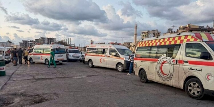 Beberapa ambulans dikerahkan selama proses penyelamatan para migran di pelabuhan Tartous, Suriah pada Kamis 22 September 2022/Reuters