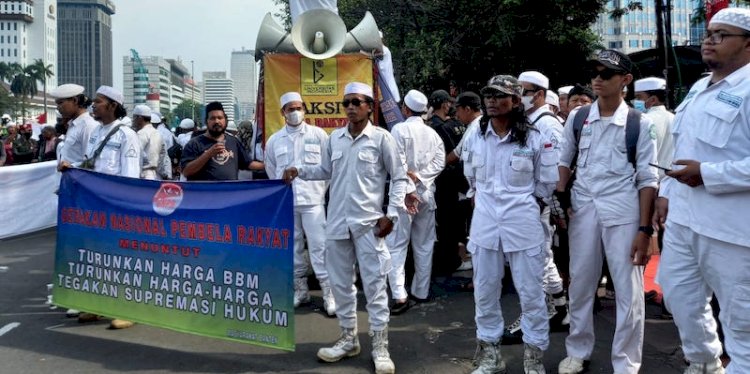 Massa aksi dari Gerakan Nasional Pembela Rakyat (GNPR) berunjuk rasa di samping Patung Kuda Arjuna Wiwaha/ist