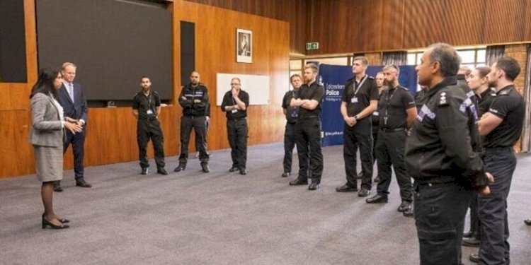 Menteri Dalam Negeri Inggris Suella Braverman mengunjungi kantor kepolisian Leicester pada Kamis (22/9)/net