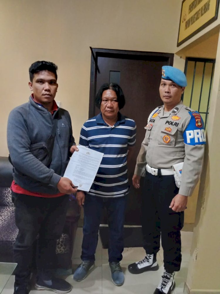 Aipda Syafrudin (42) anggota Jatanras yang diketahui sebagai pemilik lahan gudang penampungan BBM ilegal, saat ditahan oleh Provos Polrestabes Palembang. (ist/ RmolSumsel.id)
