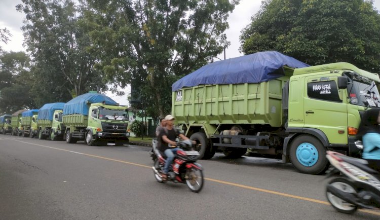 Truk batu bara yang dihentikan dan saat ini parkir di depan Kodim 0406 Lubuklinggau/foto Istimewa)