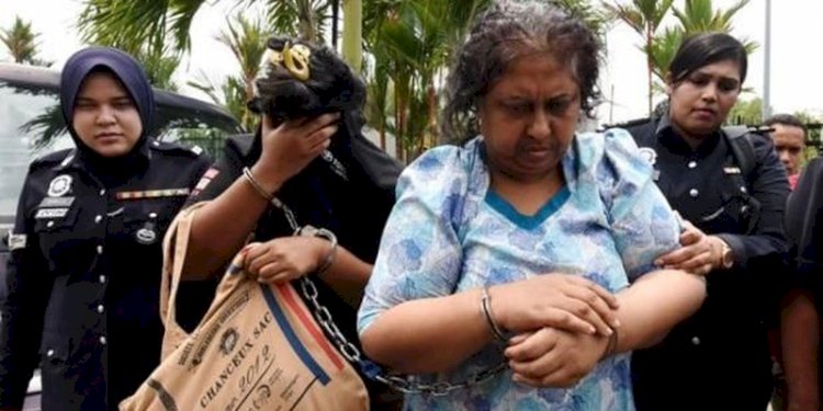 Ambika (baju biru) dan Jayavartiny (baju hitam) menutup wajahnya saat menghadiri sidang. Dua wanita Malaysia itu mulai diadili atas kematian Pekerja Migran Indonesia (PMI) bernama Adelina Lisao. Mereka adalah majikan Adelina/Net