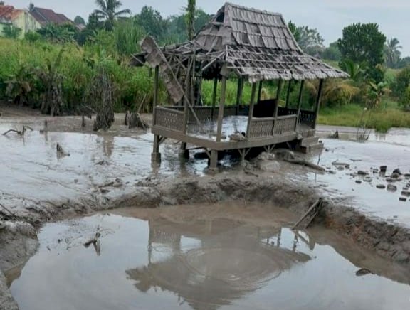 Lokasi semburan yang dipenuhi oleh lumpur/ist