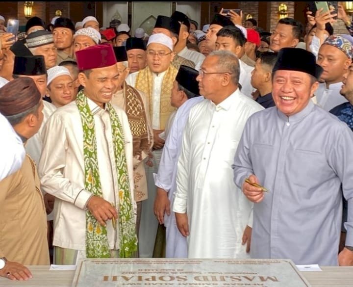 Suasana peresmian Masjid Sopiah yang dihadiri Ustadz Abdul Somad dan sejumlah pejabat seperti Gubernur Sumsel Herman Deru serta Sultan Palembang Darussalam, SMB IV Jaya Wikrama RM Fauwaz Diradja.  (ist/rmolsumsel.id)