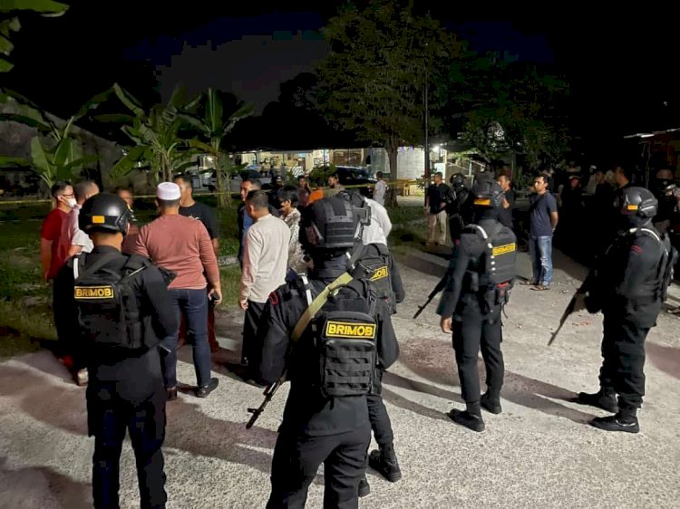 Sejumlah aparat kepolisian saat melakukan penjagaan di sekitar TKP. (ist/rmolsumsel.id)