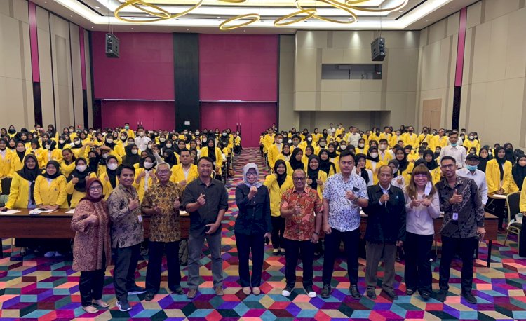 Direktur UT Palembang, Dr. Meita Istianda, S.IP, M.Si dan Asisten Bidang Ekonomi dan Pembangunan Kabupaten OKU, Delly Octavian dalam membuka kegiatan PKBJJ di OKU beberapa waktu lalu/ist