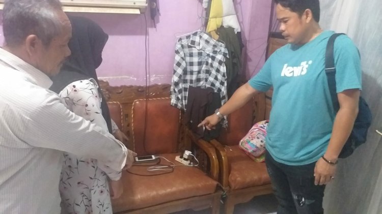 Petugas Inafis Polrestabes Palembang melakukan olah TKP di lokasi pencurian yang menimpa Rika Aryani, Senin (26/9). (Amizon/ RmolSumsel.id)