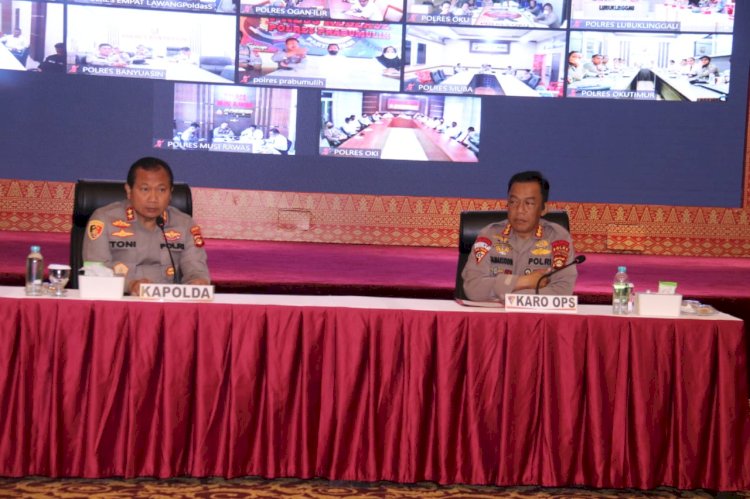 Kapolda Sumsel Irjen Pol Toni Harmanto dan Karo Ops Polda Sumsel Kombes Pol Kamaruddin saat menggelar rapat persiapan operasi  Sikat II Musi, Senin (26/9). (Dudi Oskandar/ RmolSumsel.id)