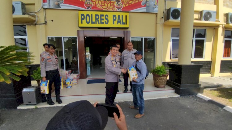 Kapolres PALI AKBP Efrannedy membagikan bantuan kepada jurnalis yang bertugas di PALI/ist