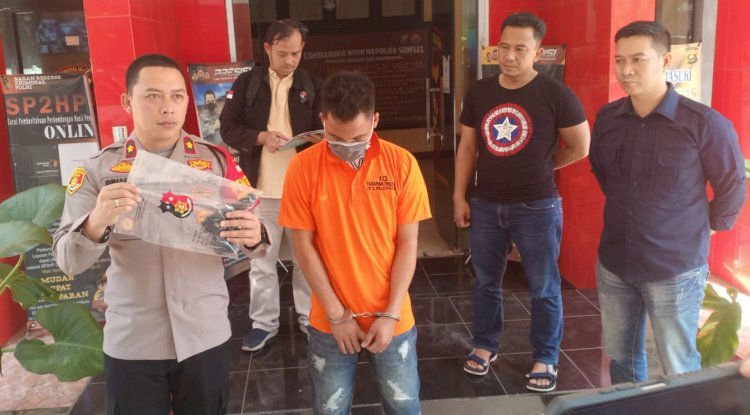 Kapolsek Ilir Timur 1, Kompol Ginanjar Aliya Sukmana menunjukan barang bukti dan tersangka pelaku penembakan/ist