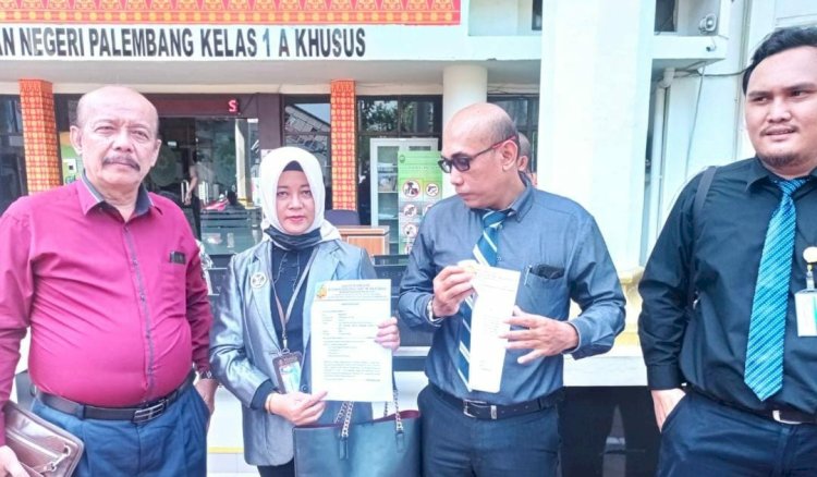 Pihak penggugat melalui kuasa hukumnya, Muslim SH dari kantor hukum H Chairuddin Idrus BICP SH MH mendaftarkan gugatannya ke Pengadilan Negeri Palembang/ist
