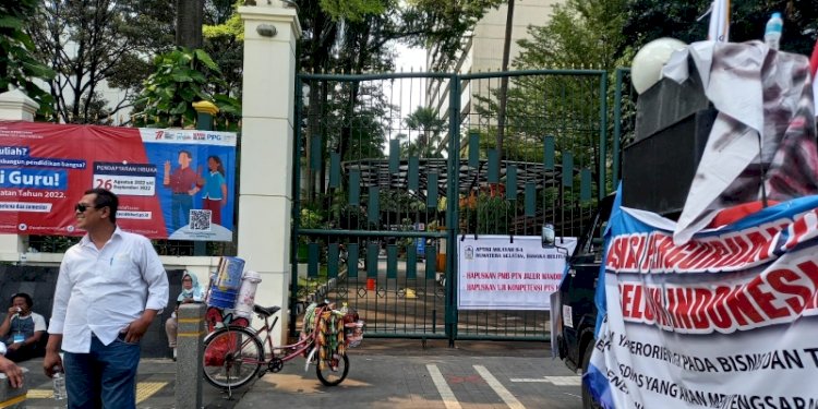 Demo Asosiasi Perguruan Tinggi Swasta Seluruh Indonesia (APTISI) di depan Kantor Kementerian Pendidikan, Kebudayaan, Riset, dan Teknologi (Kemendikbud Ristek), Jakarta, Selasa, 27 September 2022/RMOL