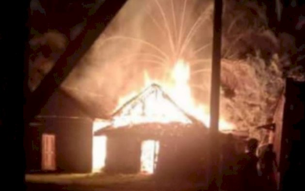 Kebakaran di RT 6, Kelurahan Terawas menghanguskan dua rumah warga.(foto Istimewa)