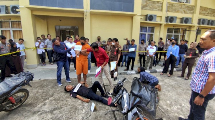 Rekonstruksi kasus pembunuhan PN yang dilakukan oleh NA saat berlangsung di Polres PALI, Sumatera Selatan, Selasa (27/9).