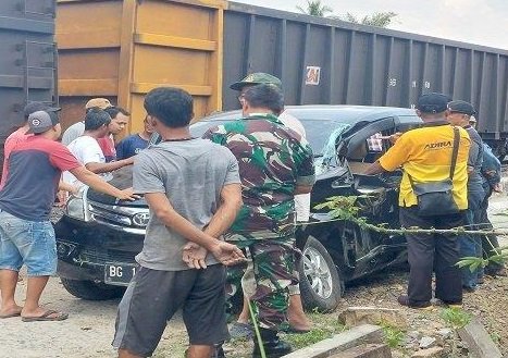 Sebuah mobil Avanza hitam dengan plat BG 1018 YG rusak parah akibat ditabrak Kereta Api di OKU Timur/ist