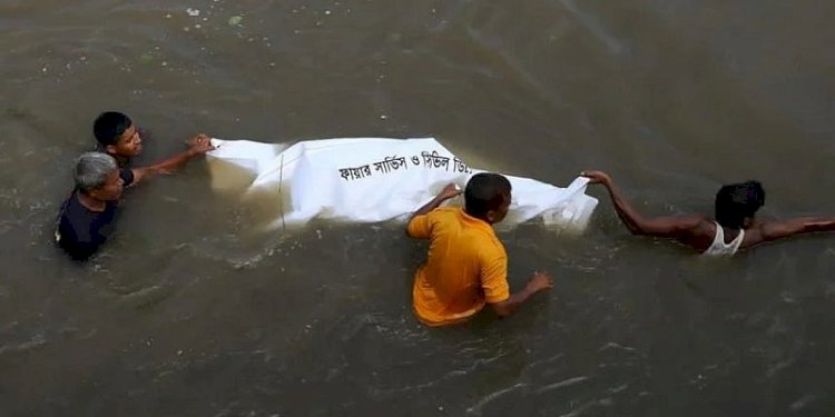Proses evakuasi korban kapal feri yang tenggelam di Bangladesh/net