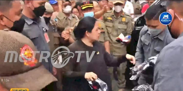 Ketua DPR RI Puan Maharani saat membagikan kaos/Repro