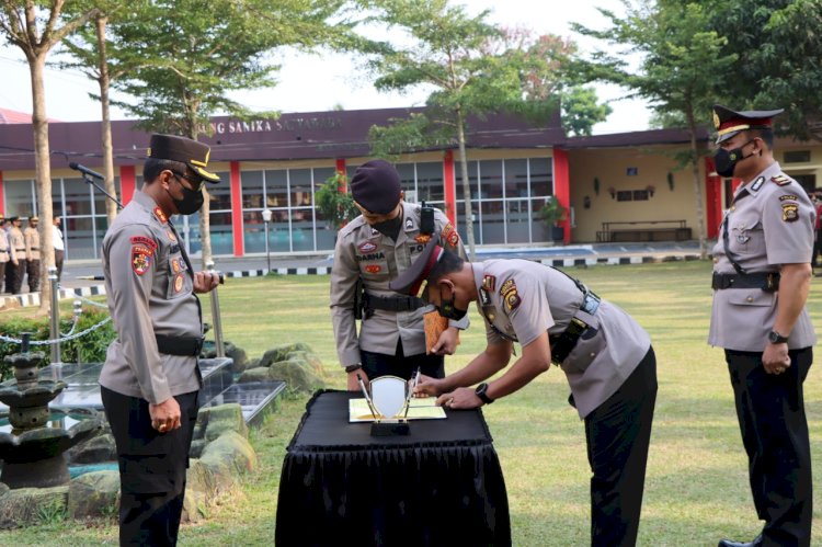 Upacara Sertijab Kasat Lantas Polres Muara Enim dari AKP Indrowono kepada AKP Suwandi. (Noviansyah/Rmolsumsel.id). 