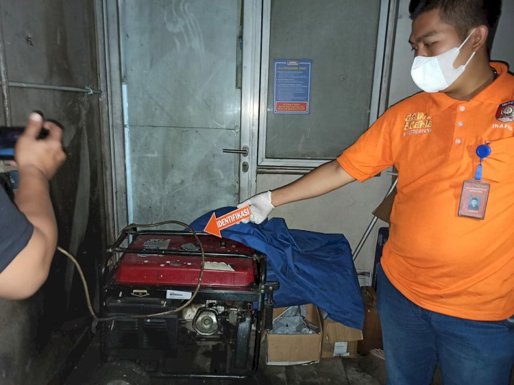 Infis Polrestabes Palembang saat melakukan olah TKP di tempat karyawan Indmaret ditemukan tewas karena diduga menghirup asap beracun dari mesin genset. (Amizon/ RmolSumsel.id)