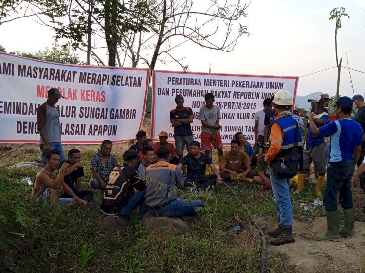 Aksi puluhan warga Kecamatan Merapi Selatan di dekat areal tambang Bima Putra Abadi Citranusa, Selasa (27/9). (ist/rmolsumsel.id)