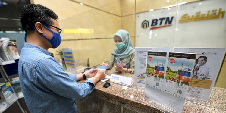 Seorang nasabah sedang melakukan transaksi di BTN Syariah/Ist.