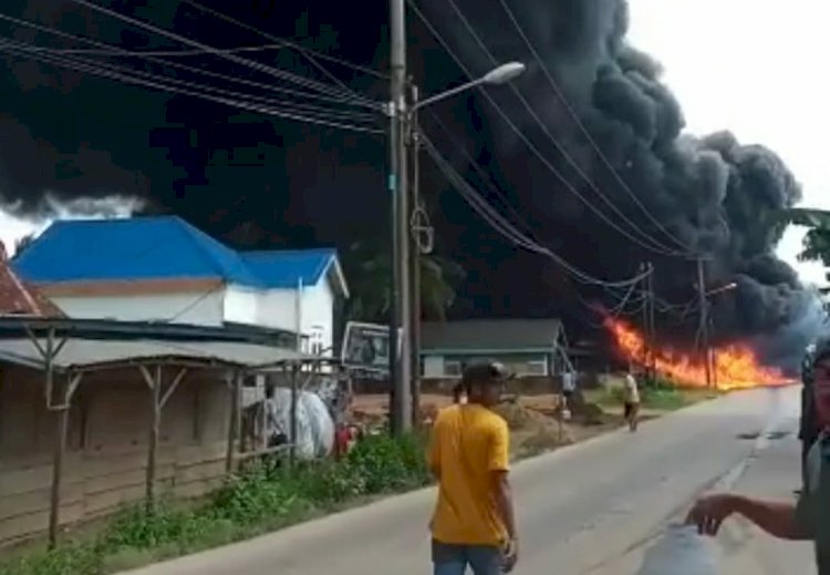 Kebakaran gudang penampungan BBM Ilegal yang berada di kawasan Kertapati Palembang. (ist/rmolsumsel.id)