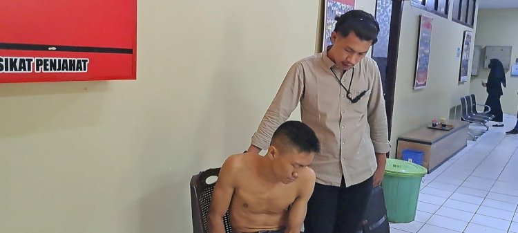 Pelaku saat diamankan pihak kepolisian. (Ist/Rmolsumsel.id). 