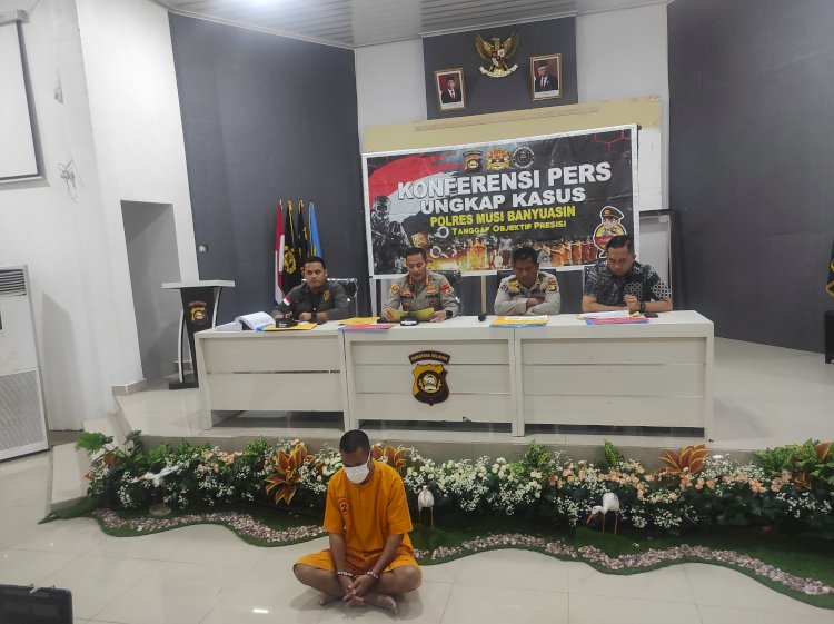 Kapolres Muba AKBP Siswandi menggelar persen rilis ungkap kasus dugaan Tipikor Dana Desa di Kabupaten Muba. (Amarullah Diansyah/Rmolsumsel.id). 