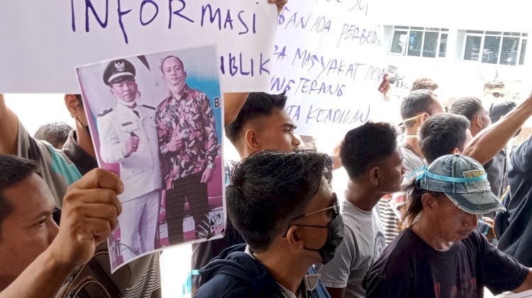 Masyarakat Gunung Megang Bersatu gelar unjuk rasa di depan kantor Bupati Muara Enim.