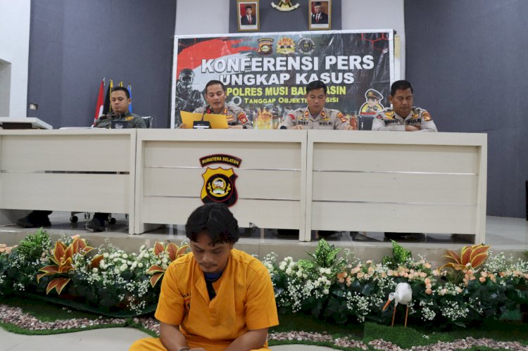 Kapolres Muba AKBP Siswandi menggelar persen rilis ungkap kasus penganiayaan yang menyebabkan korban meninggal dunia. (Amarullah Diansyah/Rmolsumsel.id). 