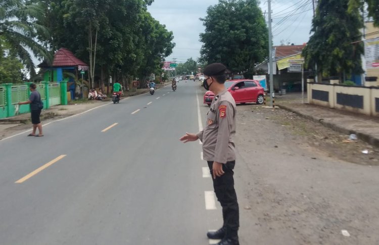 Kapolsek Muara Beliti AKP Elan Maruli Sitompul bersama anggota turun langsung ke lapangan memantau jalan lintas Mura-Empat Lawang/ist