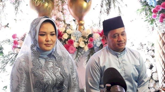 Bupati Banyuasin Askolani dan dr Sri Fitriyanti sewaktu melangsungkan pernikahan/ist