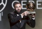 Bawa Istri dan Pacarnya, Karim Benzema Menangi Ballon d'Or 2022