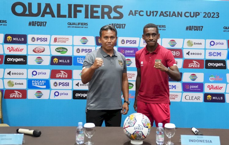 Pelatih Bima Sakti bersama kapten tim Muhamamad Iqbal/Foto:PSSI