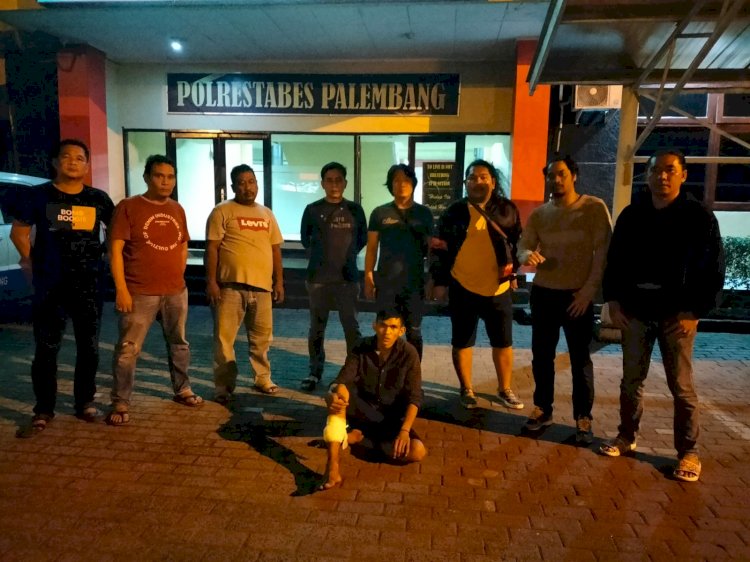 Pelaku saat diamankan pihak kepolisian. (Ist/Rmolsumsel.id). 