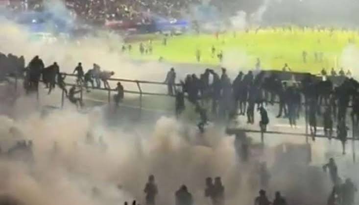 Penggunaan gas air mata di stadion Kanjuruhan Malang yang menyebabkan hampir 200 orang meninggal dunia karena sesak napas. (ist/net)