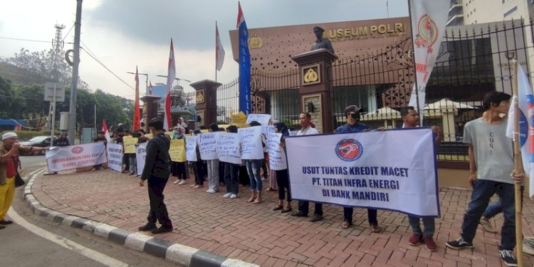 Komite Anti Korupsi Indonesia (KAKI) melakukan aksi di depan Mabes Polri meminta agar kasus dugaan tindak pidana kredit macet PT Titan Infra Energy Diusut tuntas/RMOL