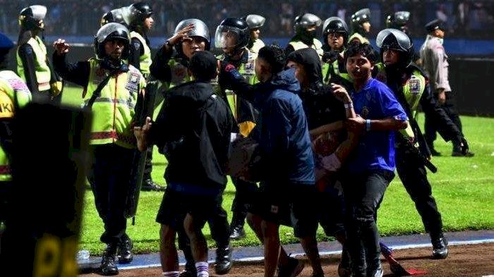 Evakuasi suporter Aremania yang terkena tembakan gas air mata. (ist/Net)