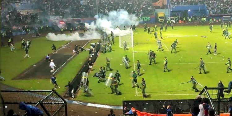 Kerusuhan dalam laga Arema vs Persebaya di Stadion Kanjuruhan Malang. (ist/rmolsumsel.id)